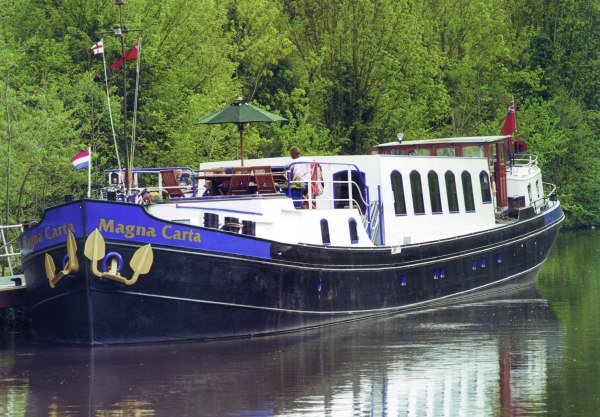 lady teal hotel boat four in a bed english hotel barge magna carta cruising the royal river lady teal hotel boat four in a bed english hotel barge magna carta cruising the royal river