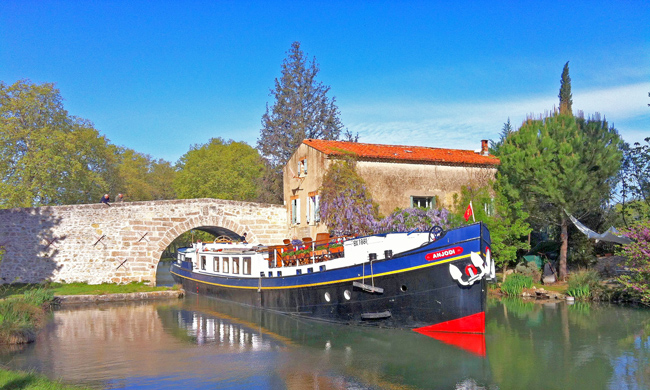 French hotel barge Anjodi - Bridge