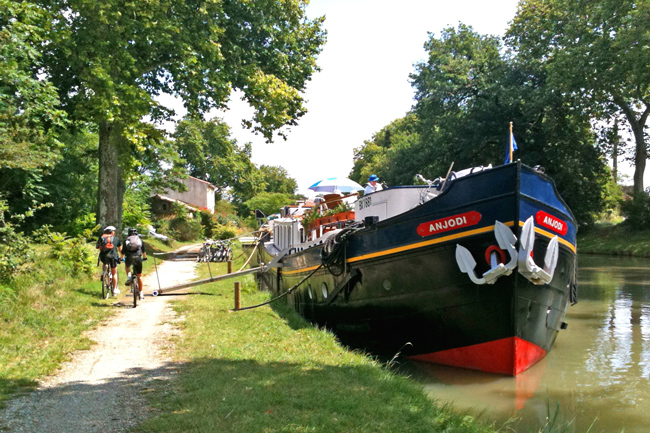 French hotel barge Anjodi - Bikes Cycling