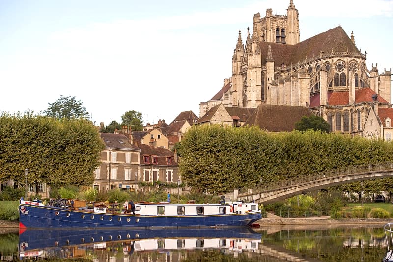 Photos : Auxerre - French Hotel Barge l'Art de Vivre cruising Nivernais Canal in Northern Burgundy France
