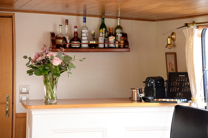 Photos : bar - French Hotel Barge l'Art de Vivre cruising Nivernais Canal in Northern Burgundy France