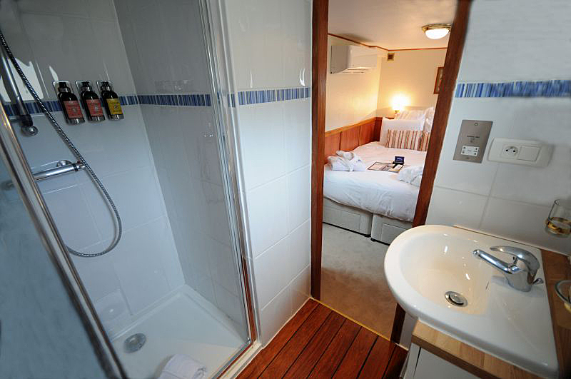 Photos : Ensuite bathroom - French Hotel Barge l'Art de Vivre cruising Nivernais Canal in Northern Burgundy France