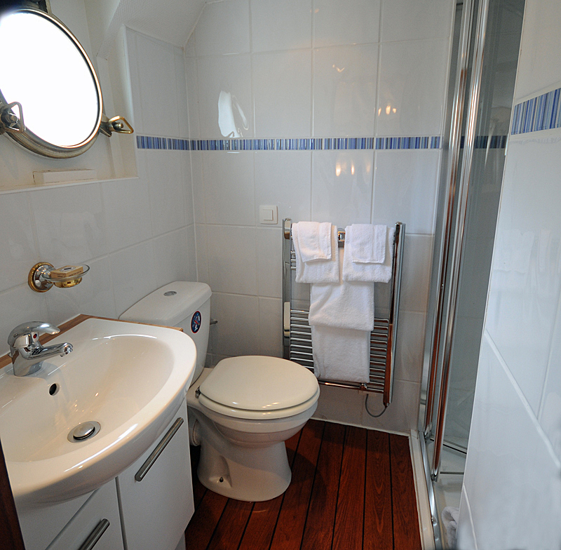 Photos : Ensuite bathroom - French Hotel Barge l'Art de Vivre cruising Nivernais Canal in Northern Burgundy France