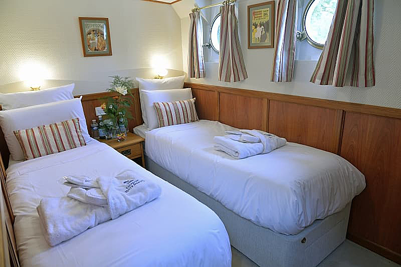Photos : Guest cabin, twin - French Hotel Barge l'Art de Vivre cruising Nivernais Canal in Northern Burgundy France