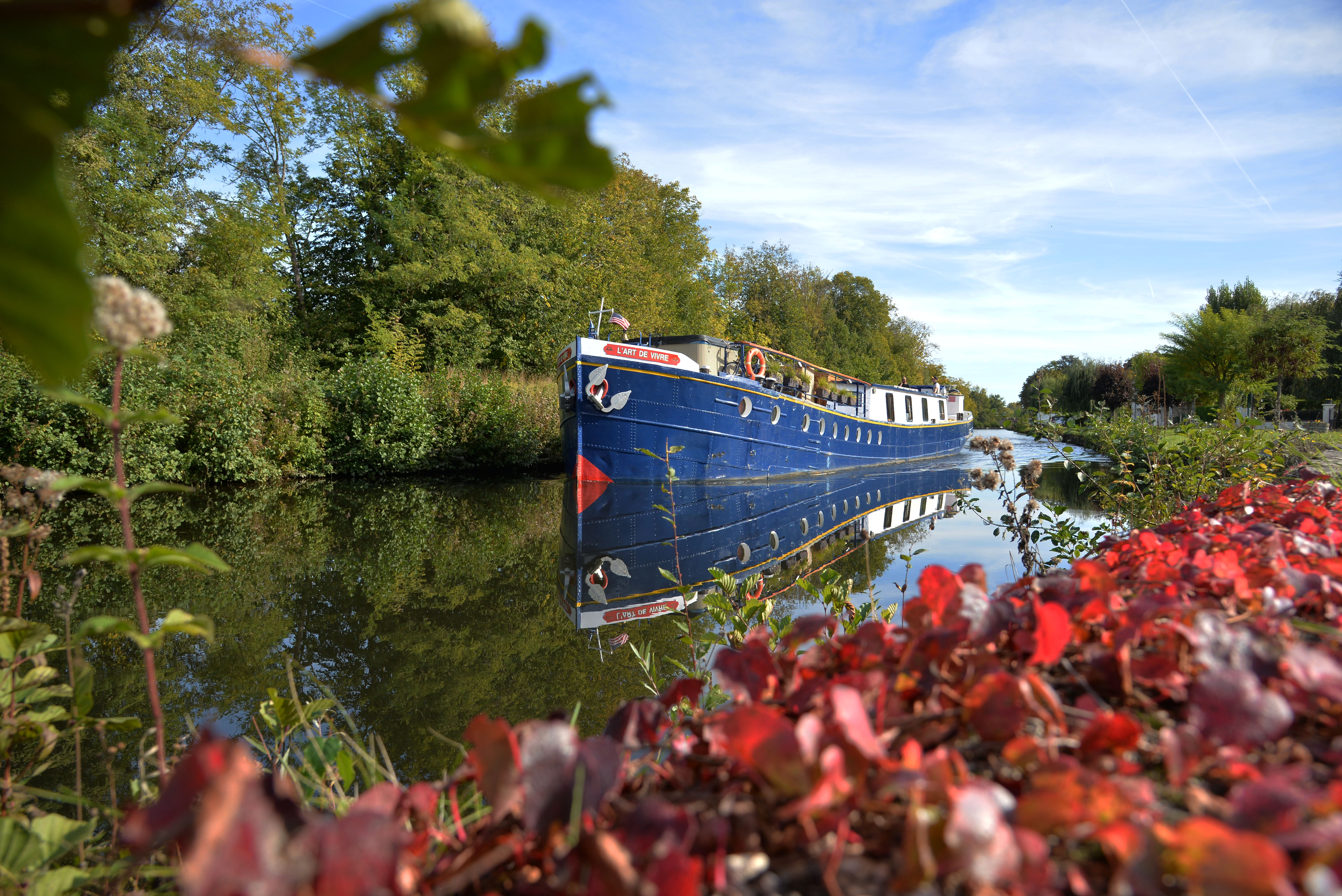 Photos : Barge cruise - French Hotel Barge l'Art de Vivre cruising Nivernais Canal in Northern Burgundy France
