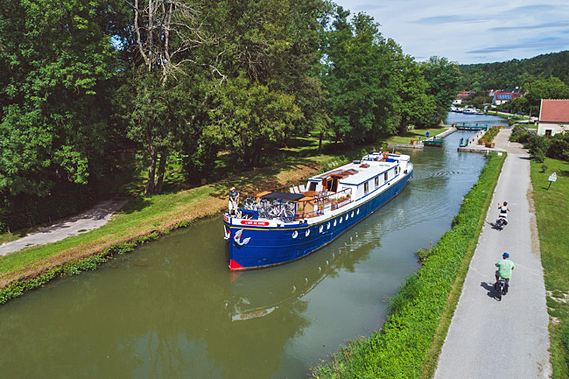 Photos : Cruising - French Hotel Barge l'Art de Vivre cruising Nivernais Canal in Northern Burgundy France