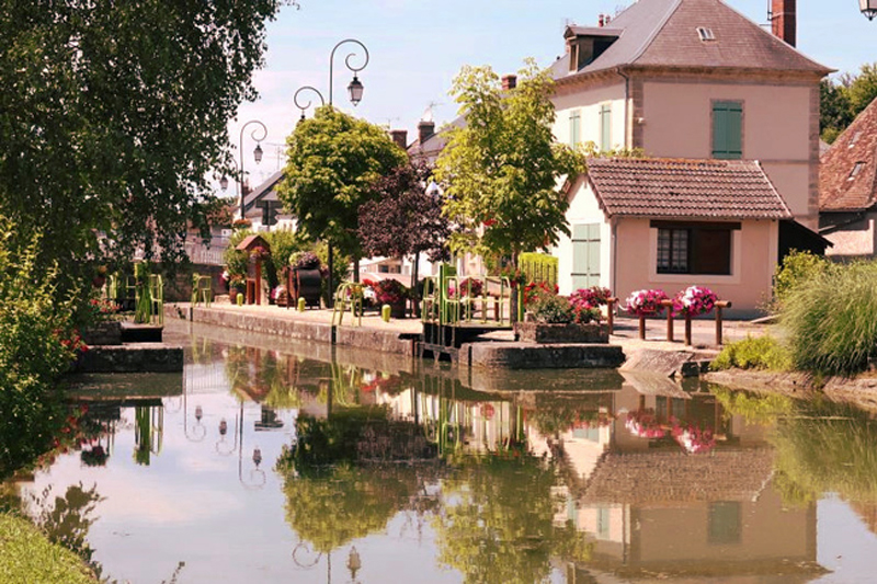 Photos : Nivernais lock - French Hotel Barge l'Art de Vivre cruising Nivernais Canal in Northern Burgundy France