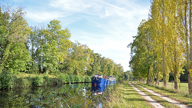 Photos : Auxerre - French Hotel Barge l'Art de Vivre cruising Nivernais Canal in Northern Burgundy France