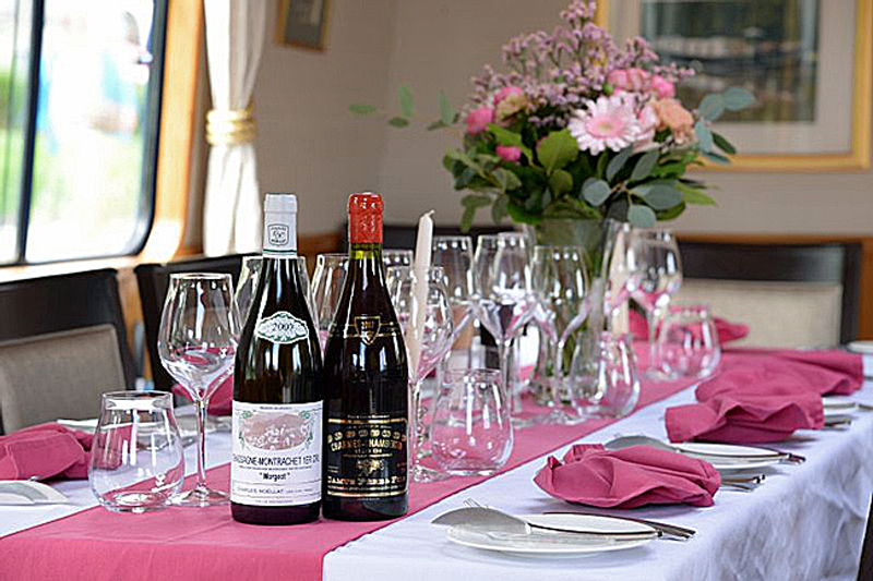 Photos : dining - French Hotel Barge l'Art de Vivre cruising Nivernais Canal in Northern Burgundy France