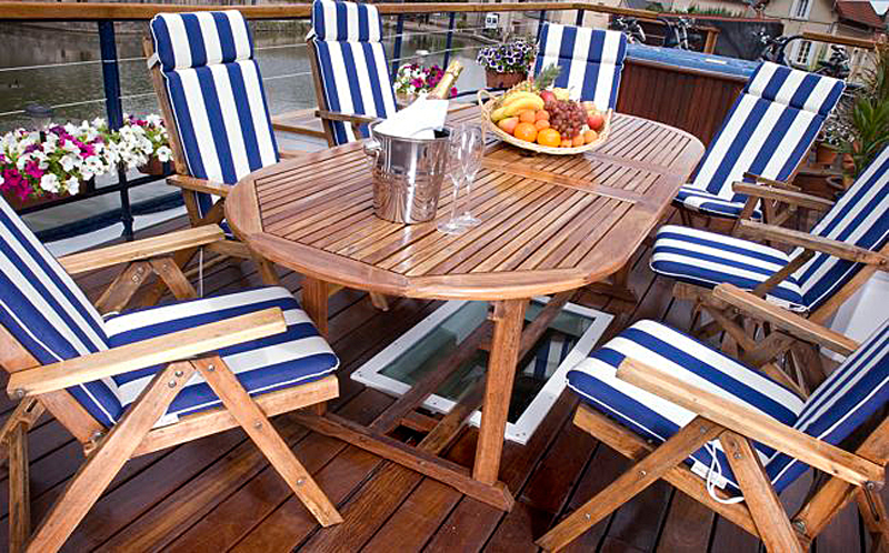 Photos : Sundeck table - French Hotel Barge l'Art de Vivre cruising Nivernais Canal in Northern Burgundy France