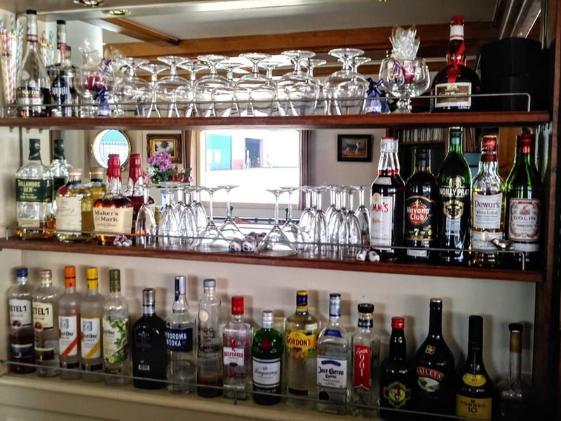 Hotel Barge Aurora - Bar bottles