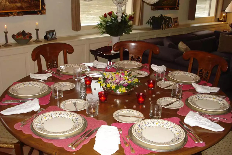 Hotel Barge Aurora - Dining table