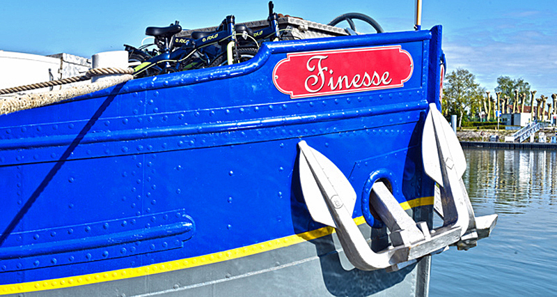 Photos : French Hotel Barge Finesse cruising in southern Burgundy France