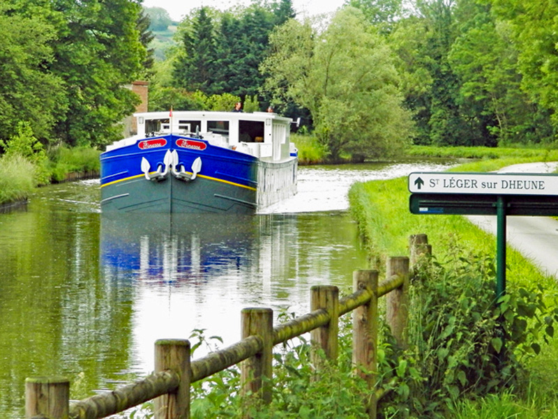 Photos : French Hotel Barge Finesse cruising in southern Burgundy France