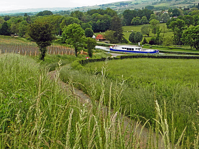 Photos : French Hotel Barge Finesse cruising in southern Burgundy France