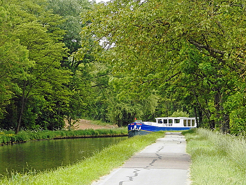 Photos : French Hotel Barge Finesse coming around the bend