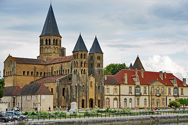 Photos : French Hotel Barge Finesse cruising in southern Burgundy France