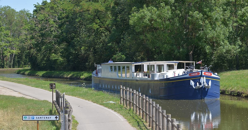 Photos : French Hotel Barge Finesse cruising in southern Burgundy France