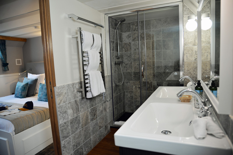 Photos : French Hotel Barge Finesse. Ensuite private bathroom
