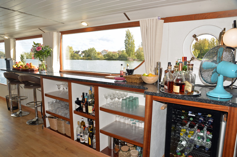 Photos : French Hotel Barge Finesse. Dining area looking forward