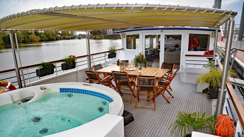 Photos : French Hotel Barge Finesse cruising in southern Burgundy France