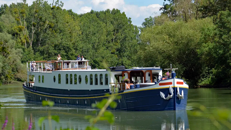 Photos : French Hotel Barge Kir Royale cruising Marne and canal lateral in Champagne France