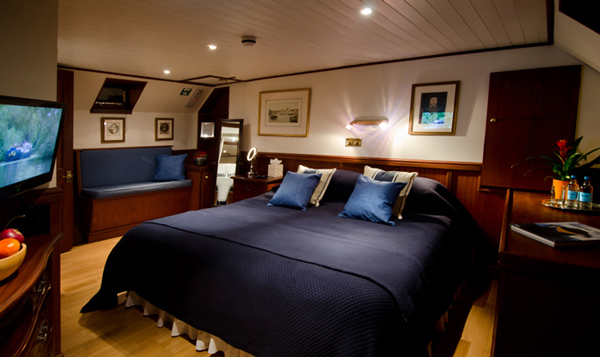 English Barge Magna Carta - Cruising the Royal River Thames England