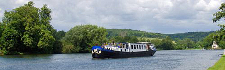 English Barge Magna Carta - Cruising the Royal River Thames England