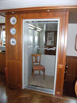 Wheelchair accessible barging cruises Hotel Barge La Nouvelle Etoile