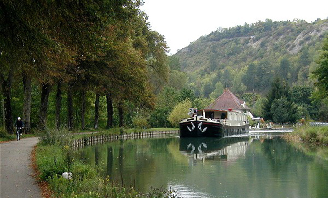 Bike along the canal - French Barge Prosperite - Cruising Southern Burgundy