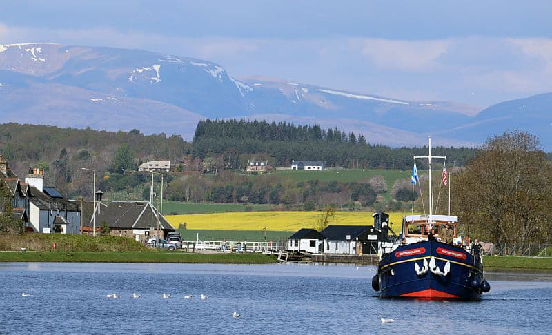 Hotel Barge Scottish Highlander - Cruising Scotland