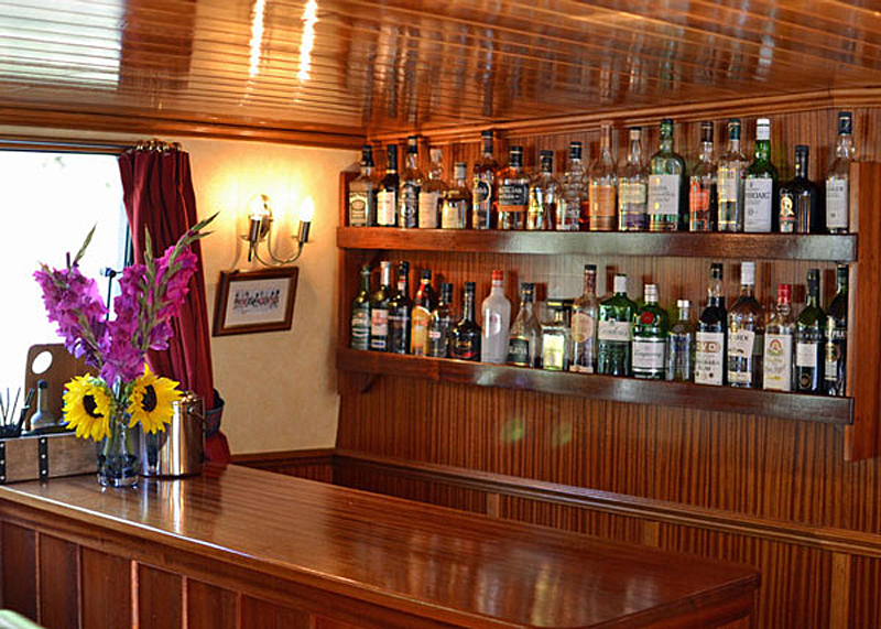 Hotel Barge Scottish Highlander - Cruising Scotland