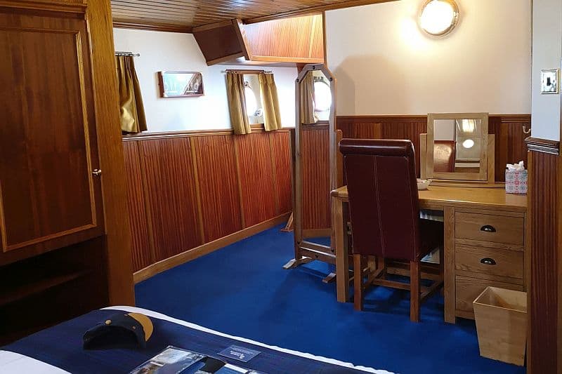 Hotel Barge Scottish Highlander - Cruising Scotland