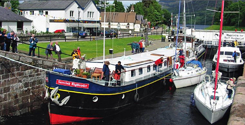Hotel Barge Scottish Highlander - Cruising Scotland