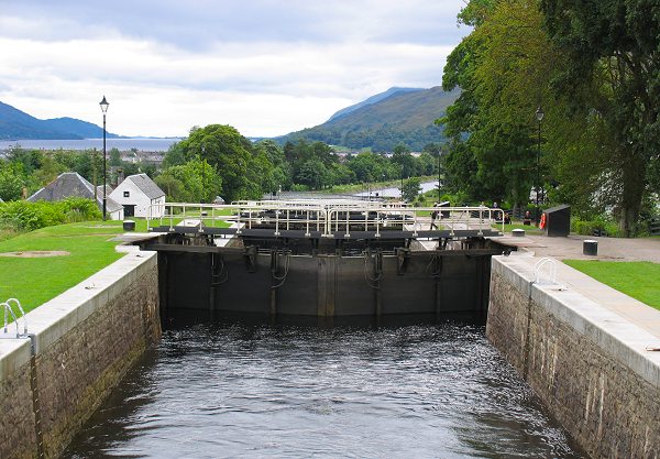 Hotel Barge Scottish Highlander - Cruising Scotland