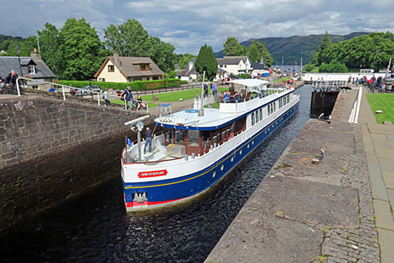 Scottish Hotel Barge Spirit of Scotland - Cruising Scotland