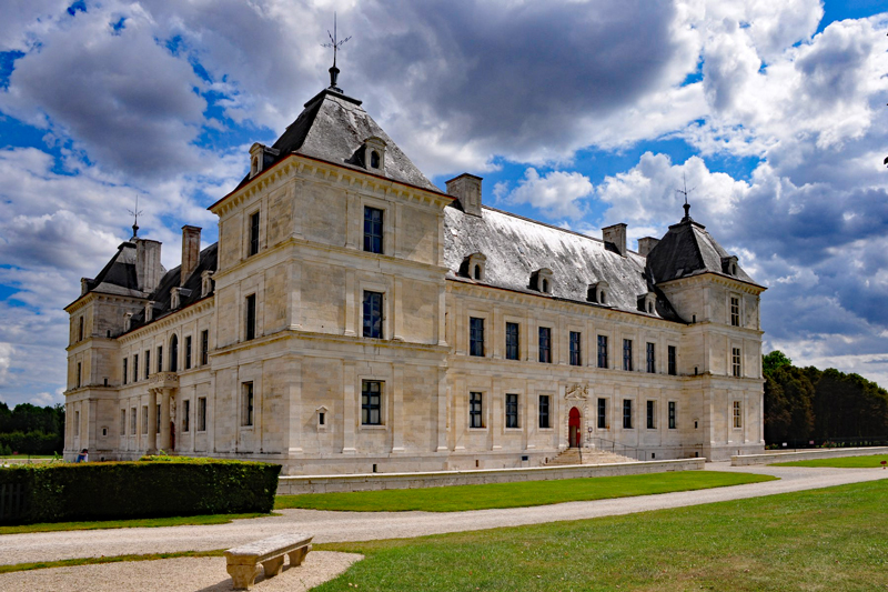 Haunted castles - France Chateau d'Ancy le Franc - Barging in France