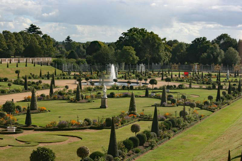 Barge charter cruises blog Barging blog - Hampton Court grounds