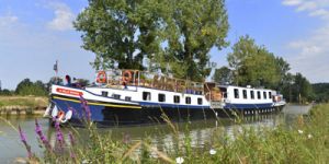 Hotel Barge LA BELLE EPOQUE - Barging in France - www.BargeCharters.com