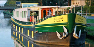 Hotel Barge LA NOUVELLE ETOILE - Barging in Holland - www.BargeCharters.com