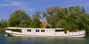 Hotel Barge ROI SOLEIL - Barging in France - www.BargeCharters.com