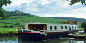 Hotel Barge SAVOIR VIVRE - Barging in France - www.BargeCharters.com