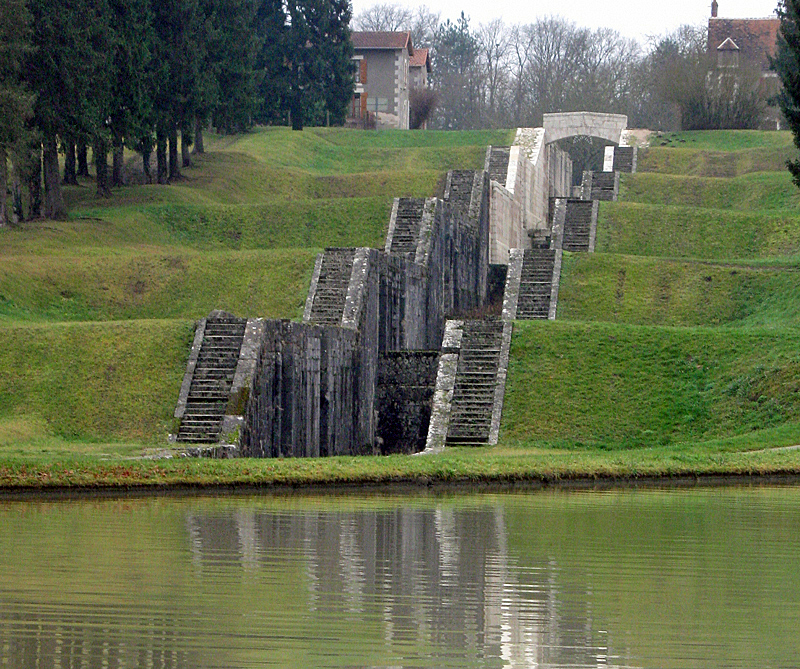 Rogny-les-Sept-Écluses - Canal de Briare, France Rogny-les-Sept-Écluses - Canal de Briare, France - BargeCharters.com