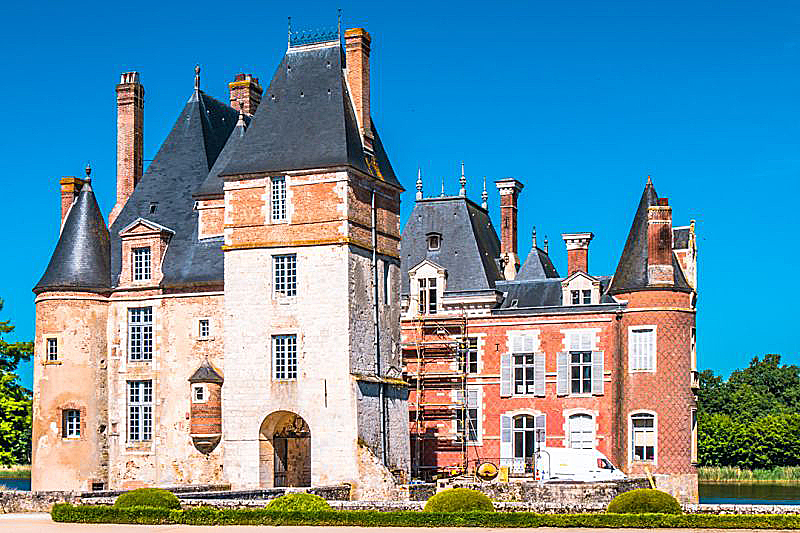 Barging in France - Château de la Bussière , Canal de Briare, France - BargeCharters.com