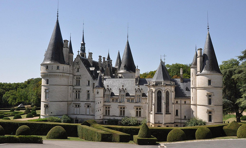 Barging in France - Château du Nozet, Canal de Briare, France - BargeCharters.com