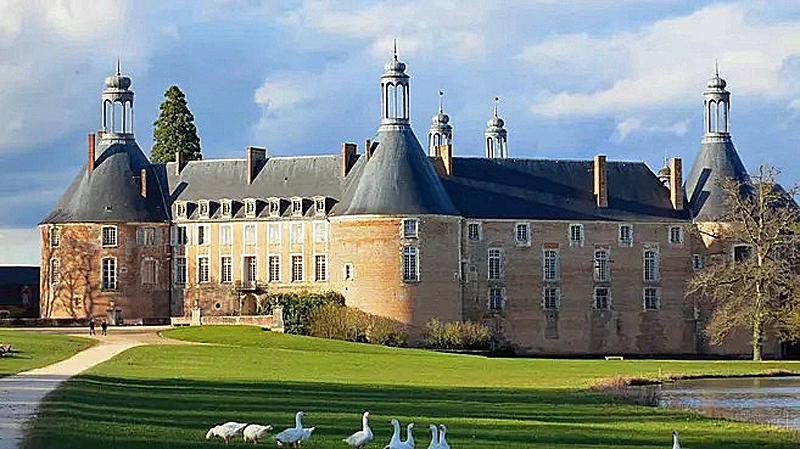 Barging in France - Château de Saint-Fargeau Canal de Briare, France - BargeCharters.com