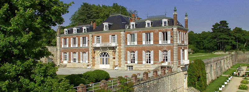 Barging in France - Musée de Châtillon-ColignyCanal de Briare, France - BargeCharters.com