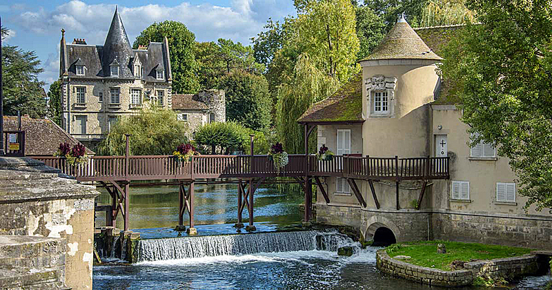 Barging in France - Moret-sur-Loing, Canal de Briare, France - BargeCharters.com