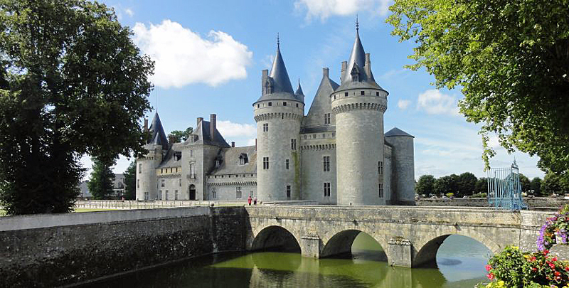 Barging in France - Château of Sully-sur-Loire Canal de Briare, France - BargeCharters.com