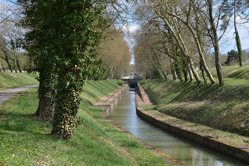 Burgundy canal - Barging in Burgundy France